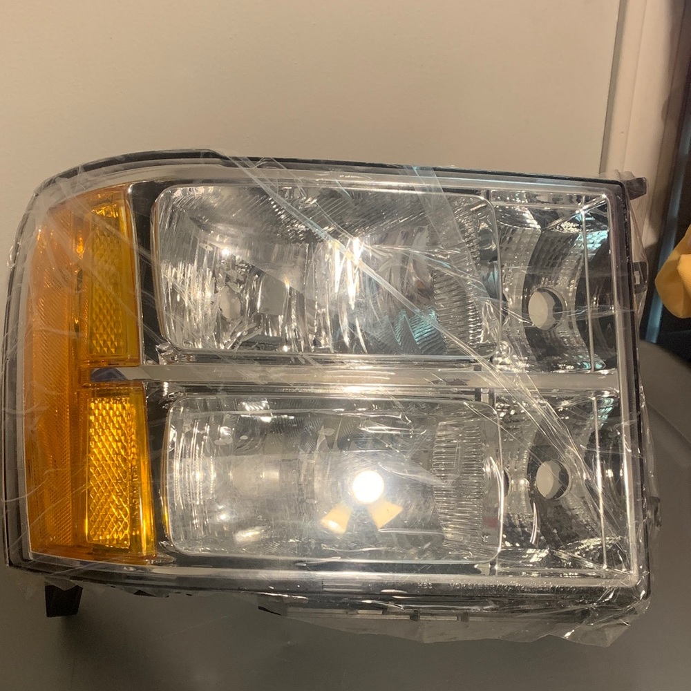 2007-2014 Sierra 1500 passengers front Headlight replacement - Picture 1 of 7
